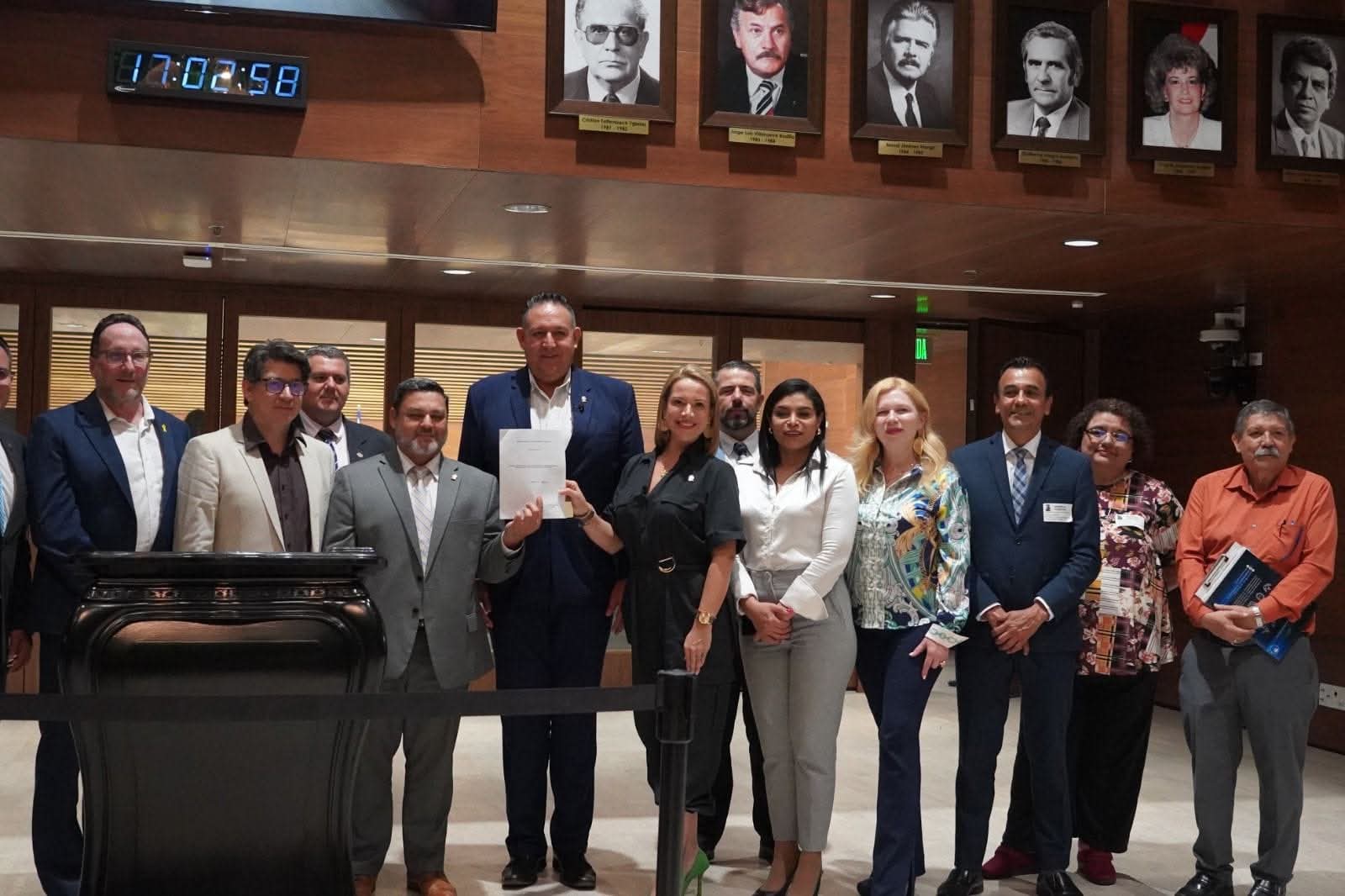 Entrega oficial en la Asamblea Legislativa